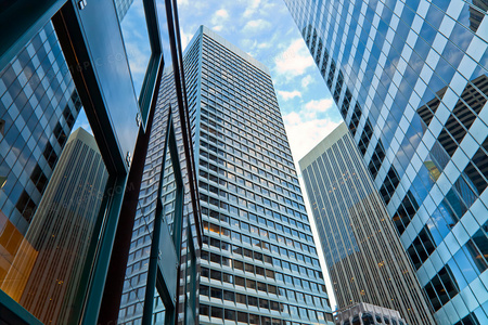 悬疑爱情剧夜晚开的花：双重身份女主如何周旋于阴谋与真心之间？